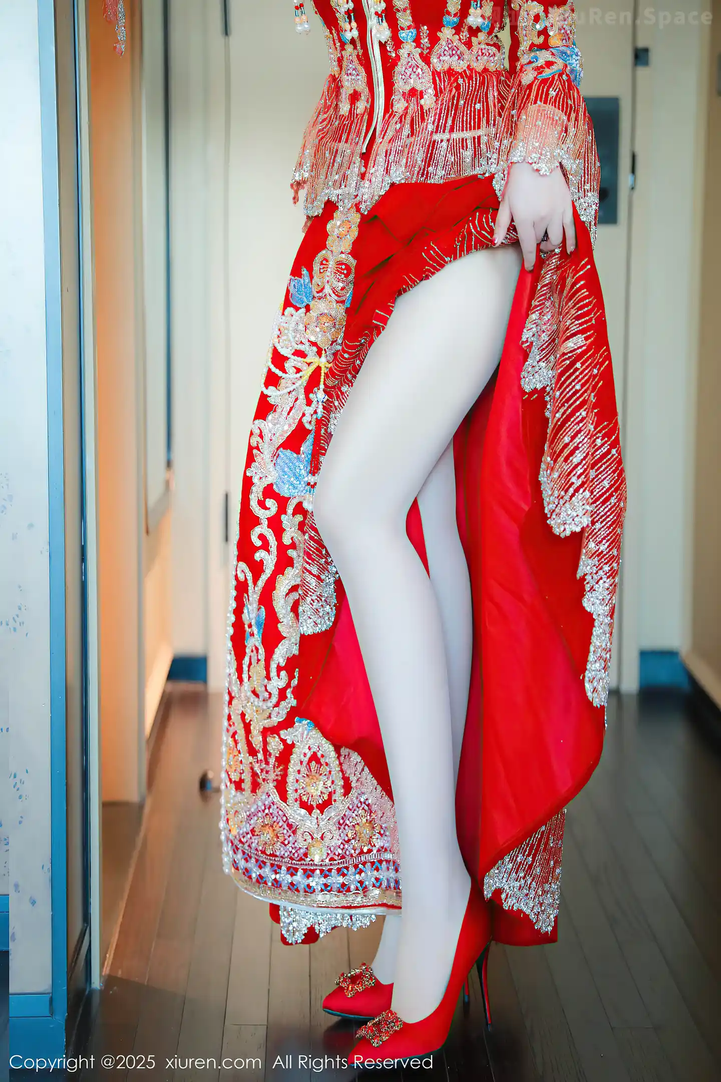 图片[4]-[XiuRen秀人网] VOL.9823 模特蛋蛋宝新年主题性感红色新娘装露白色内衣秀丰腴身材诱惑写真79P-秀人网官方网站